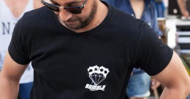 RIP Karim Barouche (1972-2019) : La communauté Hip Hop pleure la disparition d’un b-boy légendaire âgé de 47 ans. RIP Karim Barouche (1972-2019) : La communauté Hip Hop pleure la disparition d’un b-boy légendaire âgé de 47 ans.